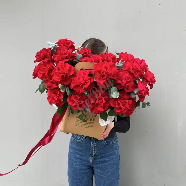 Композиция из 35 алых французских роз