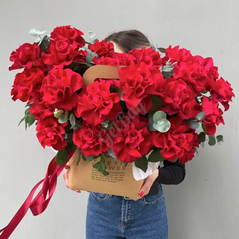 Композиция из 35 алых французских роз