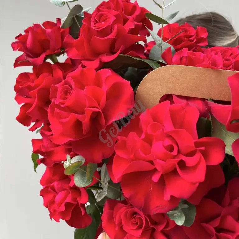 Композиция из 35 алых французских роз
